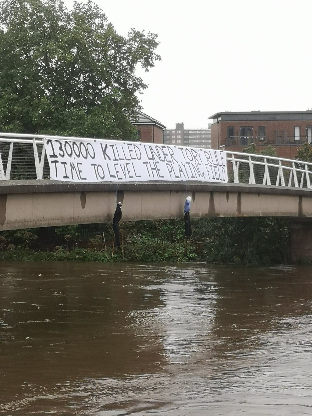 ‘Utterly vile’: Anti-Tory banner and hanged effigies suspended from bridge (PHOTO) — RT UK&nbsp;News