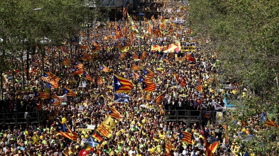 Hundreds of thousands demand release of independence leaders in Barcelona — RT World&nbsp;News