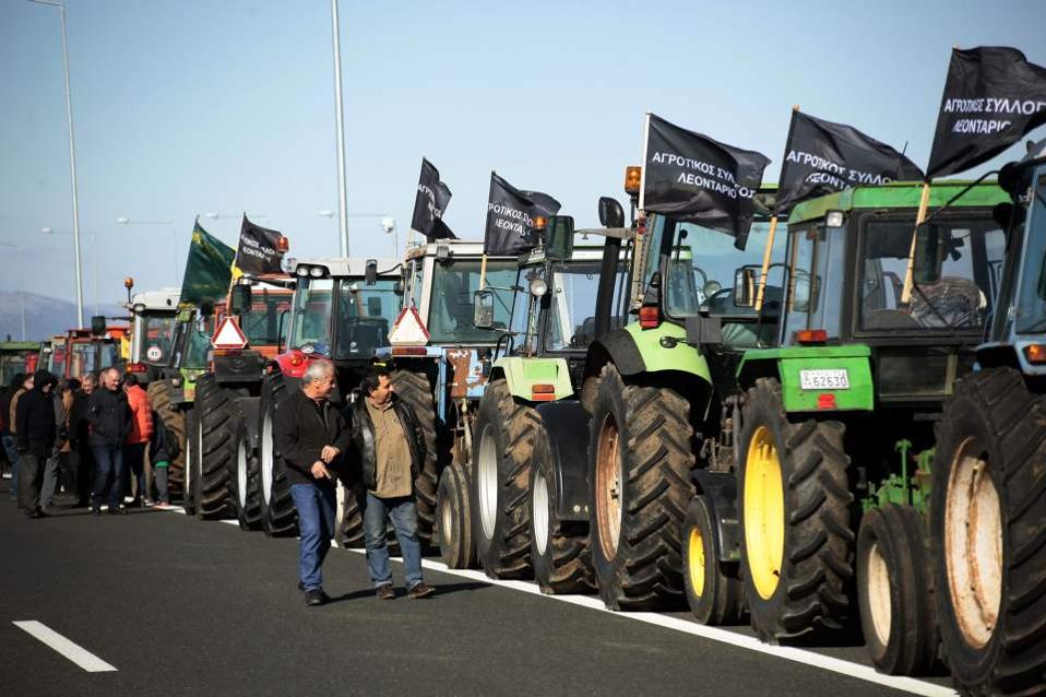 Farmers launch anti-austerity action with roadblock in central Greece | News | ekathimerini.com