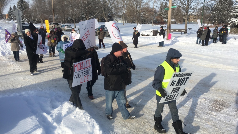 Protesters won’t let cuts fade away at Sask. Party convention – Saskatchewan – CBC&nbsp;News